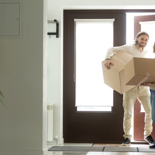 Кто имеет право остаться в квартире или вернуться в нее после продажи? 